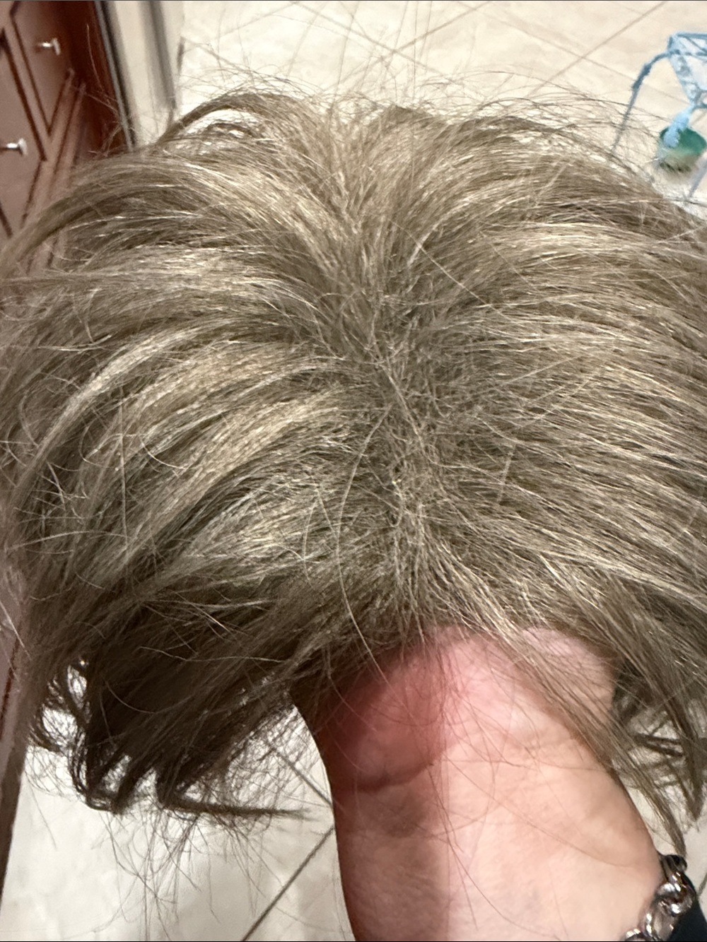 Stylish Medium Layered Women's Wig in Ash Blonde/Frosted - Picture 10 of 11